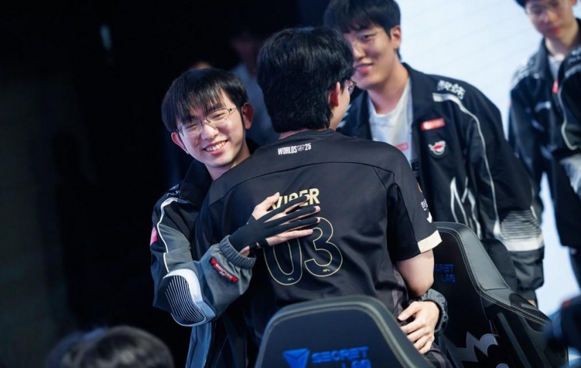 Biểu tượng mặt cười của Zeka gửi Peanut khi được hỏi về trang bị