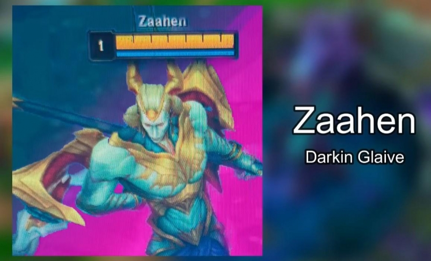 Zaahen với bộ giáp vàng và trường thương khổng lồ Zaahen Darkin Glaive sở hữu giáp vàng và trường thương