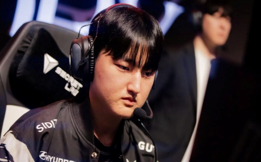 Peyz trong màu áo T1 Peyz cùng đồng đội T1