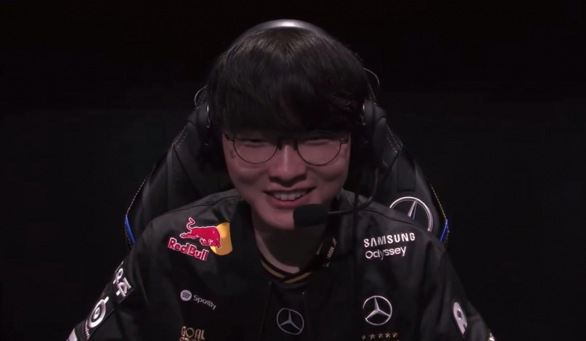 Faker cười nhẹ nhàng sau pha giao tranh căng thẳng