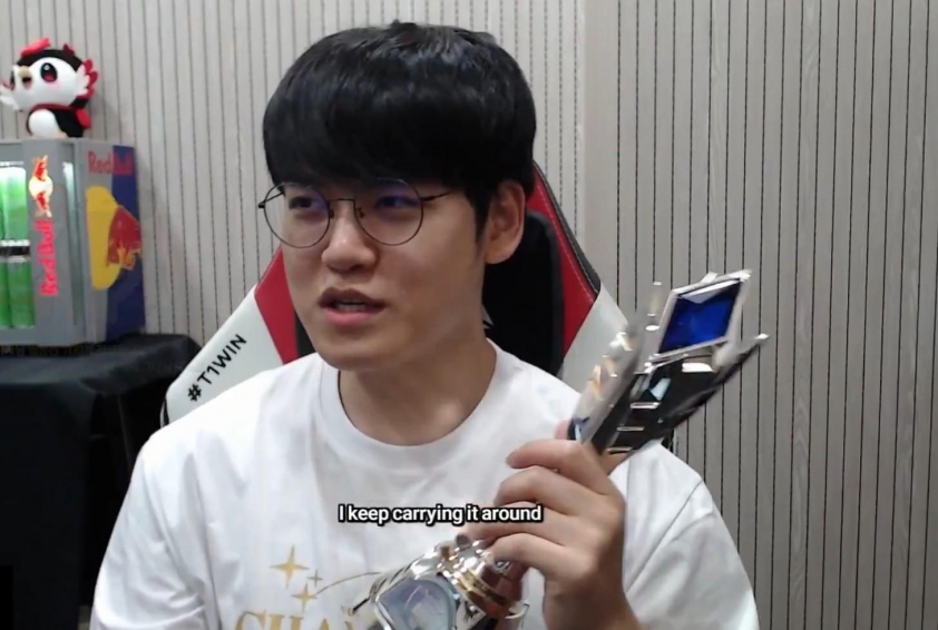 Gumayusi với chiếc cúp FMVP