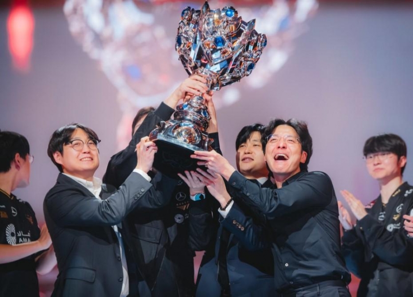 Đội hình T1 cùng ban huấn luyện