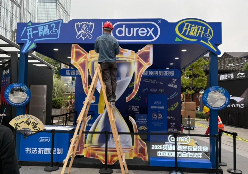 Gian hàng quảng bá 'ba con sói' tại sự kiện Chung kết CKTG 2025