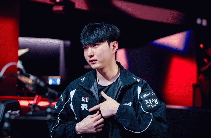 Deokdam thể hiện kỹ năng trên máy tính trong giải đấu lớn