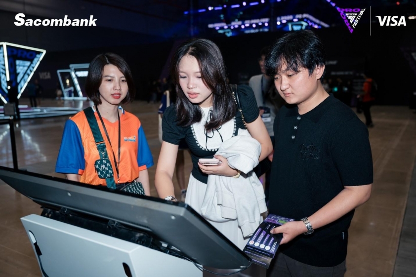 Các bạn trẻ chơi game, khám phá thế giới thẻ Sacombank Visa