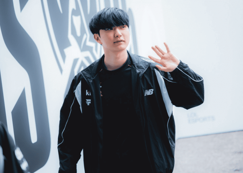 Deokdam cùng các thành viên đội tuyển KT Rolster