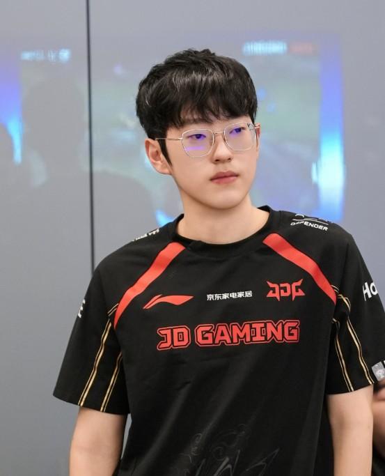 Scout trong màu áo thi đấu