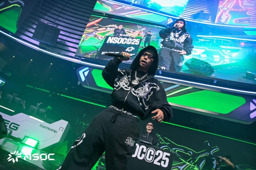 Rapper Wxrdie biểu diễn trên sân khấu NSOC 2025 Rapper Wxrdie trình diễn tại chung kết